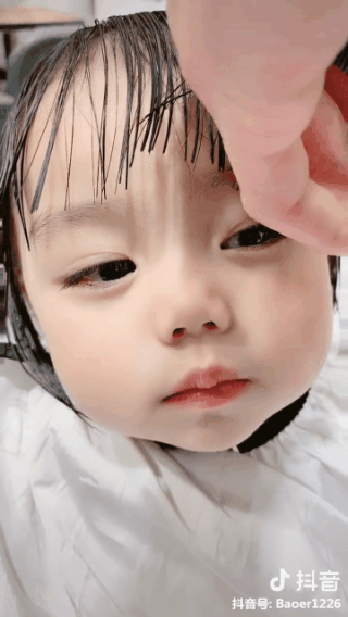Biểu cảm cực yêu khi được cắt tóc, cô bé bỗng nổi như cồn trên MXH, sở hữu luôn clip triệu view lúc nào không hay - Ảnh 2.