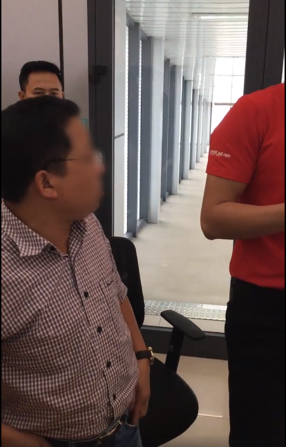 Tranh cãi clip hành khách xưng mày - tao, đe dọa nhân viên VietJet khi bị delay: Túm cổ đấm cho một phát, bắt nó gọi giám đốc ra đây! - Ảnh 5. Tranh cãi clip hành khách xưng mày - tao, đe dọa nhân viên VietJet khi bị delay: Túm cổ đấm cho một phát, bắt nó gọi giám đốc ra đây! - Ảnh 5.
