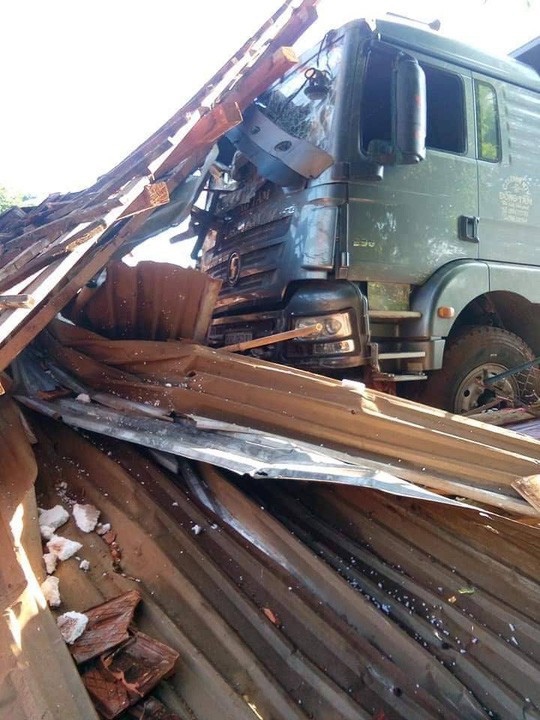 Đang ngủ trong nhà, vợ chồng bị xe ben cán chết, con gái 3 tuổi may mắn sống sót - Ảnh 1. Đang ngủ trong nhà, vợ chồng bị xe ben cán chết, con gái 3 tuổi may mắn sống sót - Ảnh 1.