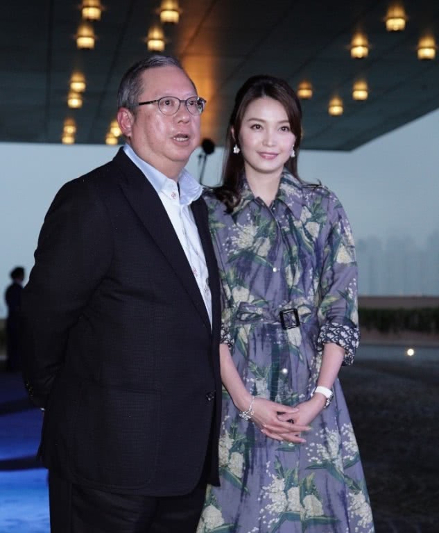 Sự kiện quy tụ giới siêu giàu Hong Kong: Tiểu tam Hoa hậu Lý Gia Hân e lệ bên đại gia, chạm trán vợ cũ của chồng cùng tham dự - Ảnh 4.