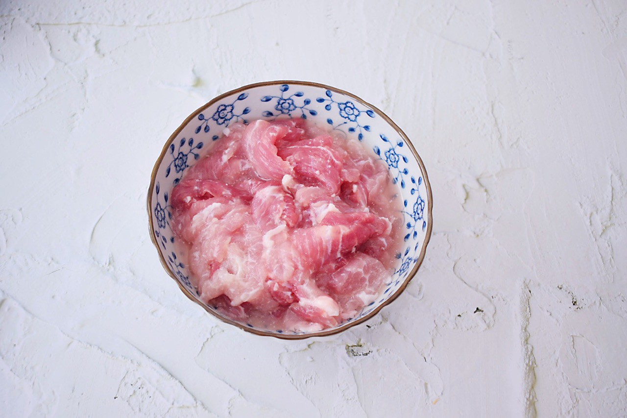 Mẹ cười khi thấy t&ocirc;i mang dưa chuột đi x&agrave;o nhưng ăn rồi th&igrave; khen kh&ocirc;ng ngớt - Ảnh 1.