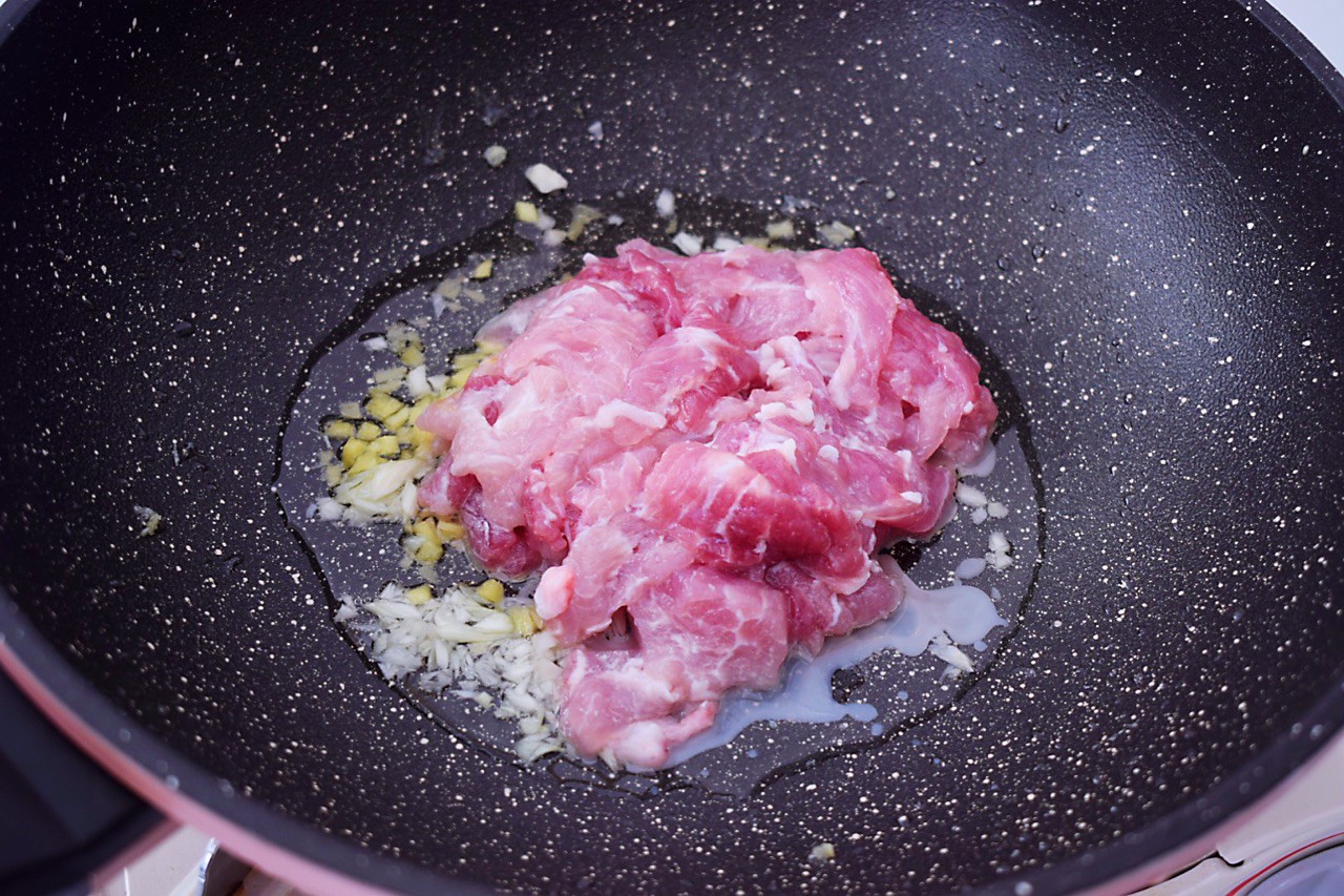 Mẹ cười khi thấy t&ocirc;i mang dưa chuột đi x&agrave;o nhưng ăn rồi th&igrave; khen kh&ocirc;ng ngớt - Ảnh 5.