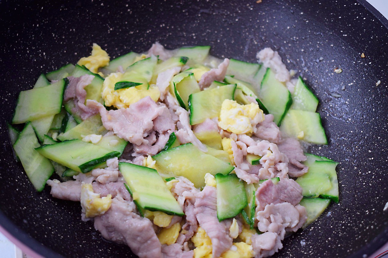 Mẹ cười khi thấy t&ocirc;i mang dưa chuột đi x&agrave;o nhưng ăn rồi th&igrave; khen kh&ocirc;ng ngớt - Ảnh 7.