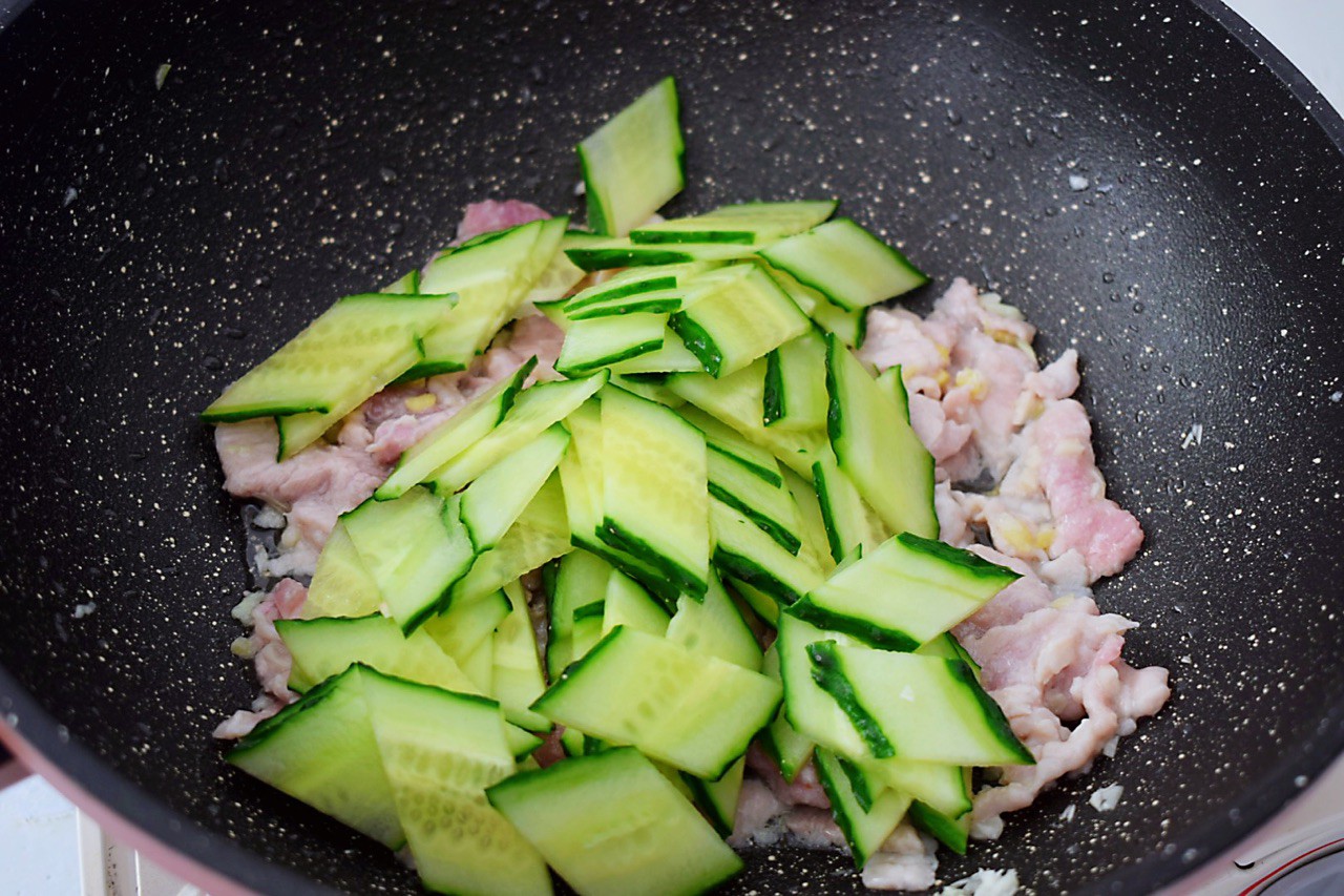 Mẹ cười khi thấy t&ocirc;i mang dưa chuột đi x&agrave;o nhưng ăn rồi th&igrave; khen kh&ocirc;ng ngớt - Ảnh 6.