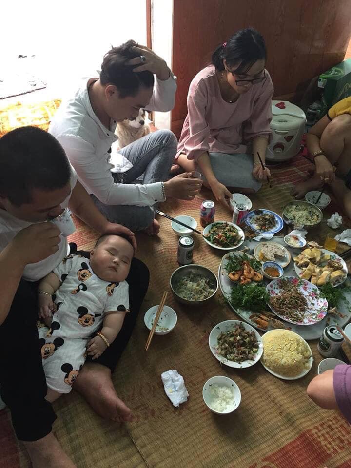 Ông bố đang cầm chén rượu vẫn ôm con cho vợ ăn cỗ, drama cô vợ tiết lộ phía sau mới đáng chú ý - Ảnh 1. Ông bố đang cầm chén rượu vẫn ôm con cho vợ ăn cỗ, drama cô vợ tiết lộ phía sau mới đáng chú ý - Ảnh 1.