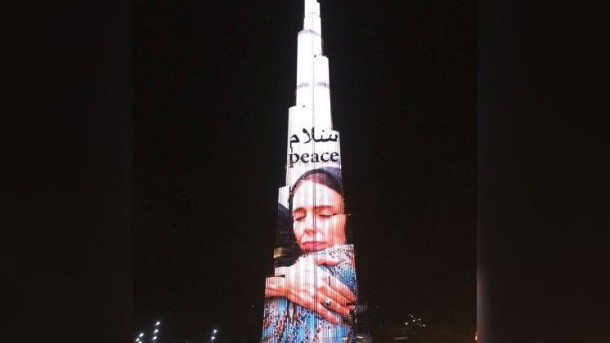 Cái ôm nổi tiếng của nữ Thủ tướng New Zealand xuất hiện trên tòa nhà cao nhất thế giới - Ảnh 1.