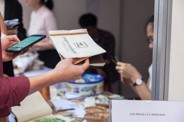 Cuối tuần, người dân Hà thành rủ nhau đi mua đồ tốt, làm việc tốt tại ngày hội đặc biệt lần đầu tiên có mặt tại Hà Nội - Ảnh 11. Cuối tuần, người dân Hà thành rủ nhau đi mua đồ tốt, làm việc tốt tại ngày hội đặc biệt lần đầu tiên có mặt tại Hà Nội - Ảnh 11.