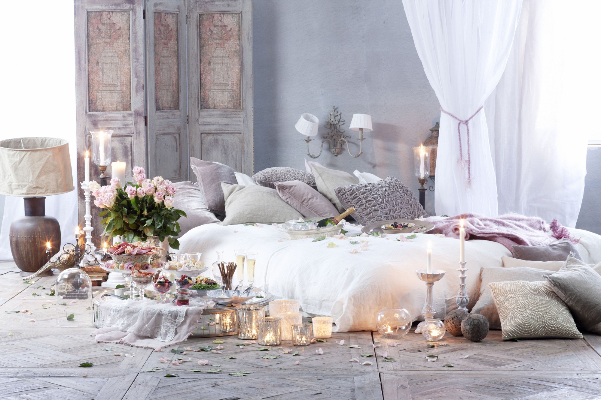 Trang trí giường cưới đẹp ngọt ngào và lãng mạn với hoa tươi