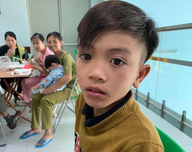 Cậu bé đạp xe không phanh vượt trăm cây số từ Tây Bắc xuống Hà Nội thăm em sinh non khiến dân mạng cảm phục - Ảnh 1.
