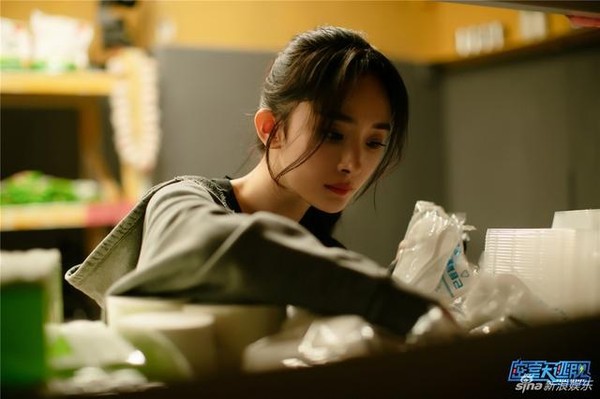 Vượt mọi bão giông từ tin đồn mang thai với Hoắc Kiến Hoa, Dương Mịch trở lại rạng rỡ, trẻ trung thế này - Ảnh 1. Vượt mọi bão giông từ tin đồn mang thai với Hoắc Kiến Hoa, Dương Mịch trở lại rạng rỡ, trẻ trung thế này - Ảnh 1.