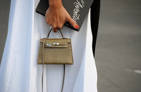 Chuyện thật như đùa: Tín đồ thời trang mất ăn mất ngủ vì mini bags bé như cái kẹo nhưng đắt lòi mắt - Ảnh 2. Chuyện thật như đùa: Tín đồ thời trang mất ăn mất ngủ vì mini bags bé như cái kẹo nhưng đắt lòi mắt - Ảnh 2.