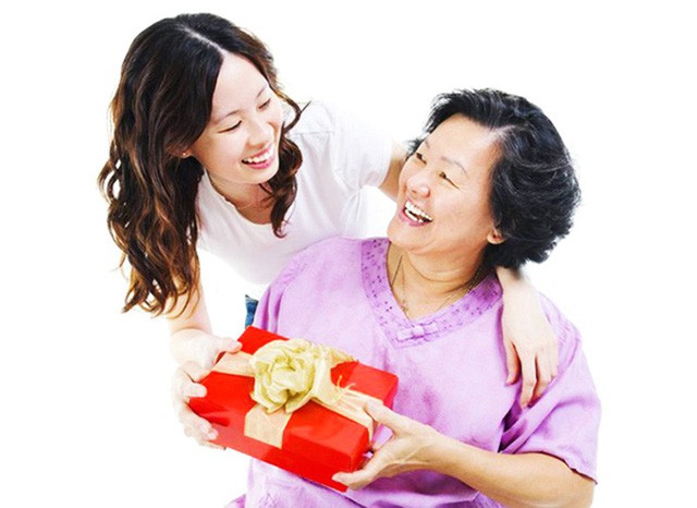 Những m&oacute;n qu&agrave; c&oacute; thể l&agrave;m tan chảy tr&aacute;i tim của mẹ chồng kh&oacute; t&iacute;nh nhất - Ảnh 1.
