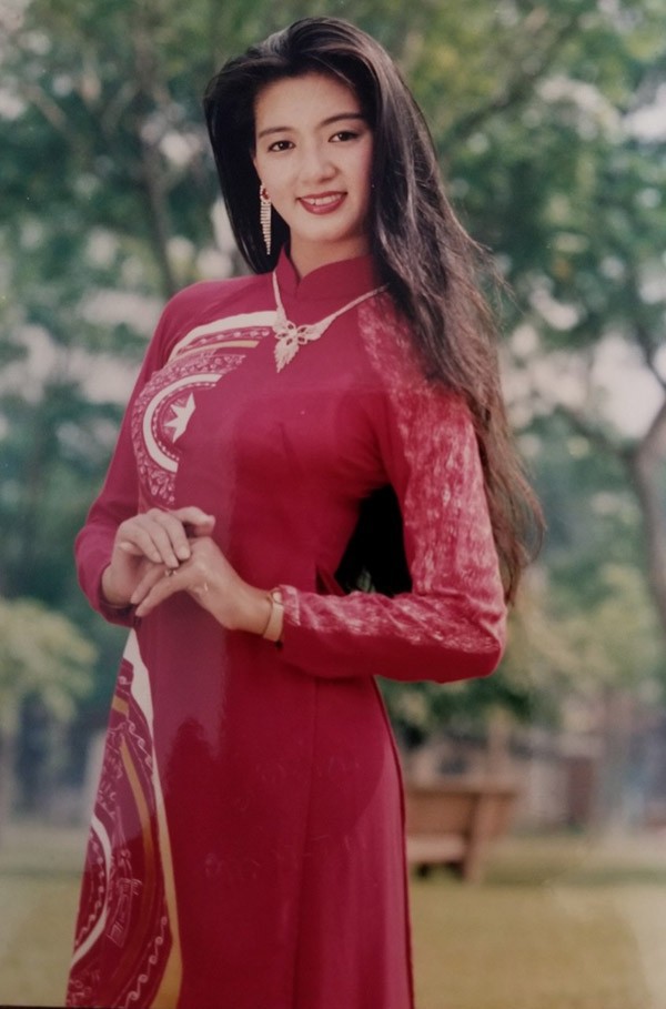 Mỹ nhân “vạn người mê” Hoa hậu Điện ảnh 1992 Thanh Xuân ngày ấy và bây giờ - Ảnh 2.