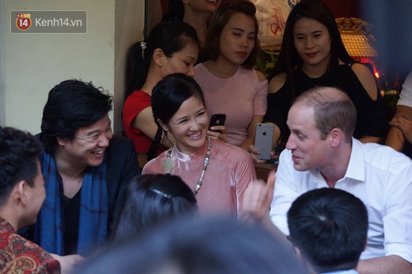 Hình ảnh bình dị của các nguyên thủ quốc gia trong chuyến công du đến Việt Nam: Chơi đàn bầu, ăn bún chả, uống cà phê vỉa hè - Ảnh 9.