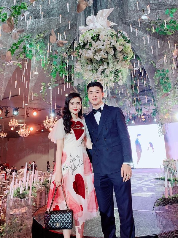Bạn gái Duy Mạnh đụng hàng với Bích Phương, cả 2 dù mặt xinh dáng chuẩn nhưng thần thái lại thua xa người này - Ảnh 1. Bạn gái Duy Mạnh đụng hàng với Bích Phương, cả 2 dù mặt xinh dáng chuẩn nhưng thần thái lại thua xa người này - Ảnh 1.