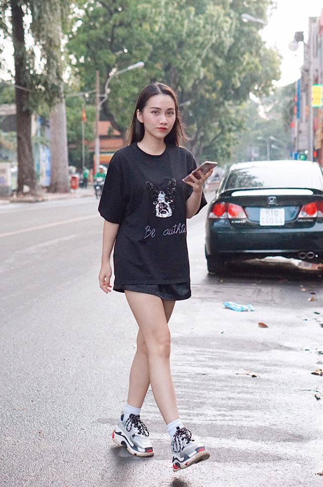 Street style hot mom: Hằng Túi diện váy hoa điệu đà, Huyền Lizzie cực trẻ xinh khi diện đồ đôi với con  - Ảnh 16.