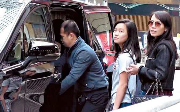 Tỷ phú phong lưu nhất Hong Kong: Chuyên săn mỹ nhân, U70 lấy thêm vợ đẹp kém 30 tuổi - Ảnh 11.