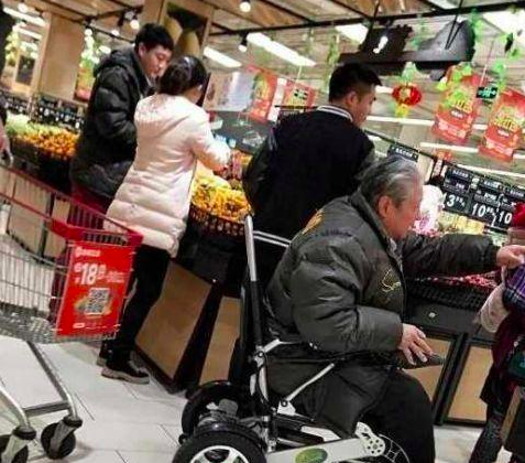 Tình cũ của Phạm Băng Băng già nua tiều tuỵ, một mình đẩy xe lăn đi siêu thị  - Ảnh 2.