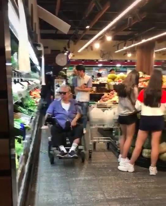 Tình cũ của Phạm Băng Băng già nua tiều tuỵ, một mình đẩy xe lăn đi siêu thị - Ảnh 1. Tình cũ của Phạm Băng Băng già nua tiều tuỵ, một mình đẩy xe lăn đi siêu thị - Ảnh 1.