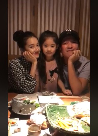 Trường Giang lộ mặt đỏ ửng, ngà ngà say khi chụp ảnh cùng Nhã Phương sau tin đồn đã đón con gái đầu lòng - Ảnh 1. Trường Giang lộ mặt đỏ ửng, ngà ngà say khi chụp ảnh cùng Nhã Phương sau tin đồn đã đón con gái đầu lòng - Ảnh 1.