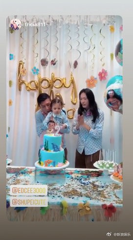 Trần Quán Hy cùng chân dài Victorias Secret thơm lõm má cô con gái nhỏ trong tiệc sinh nhật mừng 2 tuổi - Ảnh 1.
