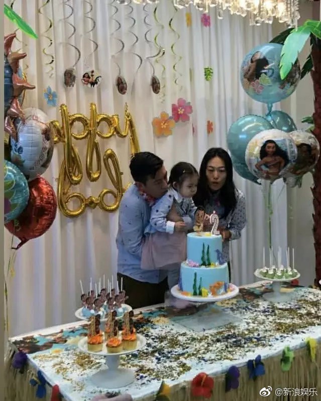 Trần Quán Hy cùng chân dài Victorias Secret thơm lõm má cô con gái nhỏ trong tiệc sinh nhật mừng 2 tuổi - Ảnh 5.