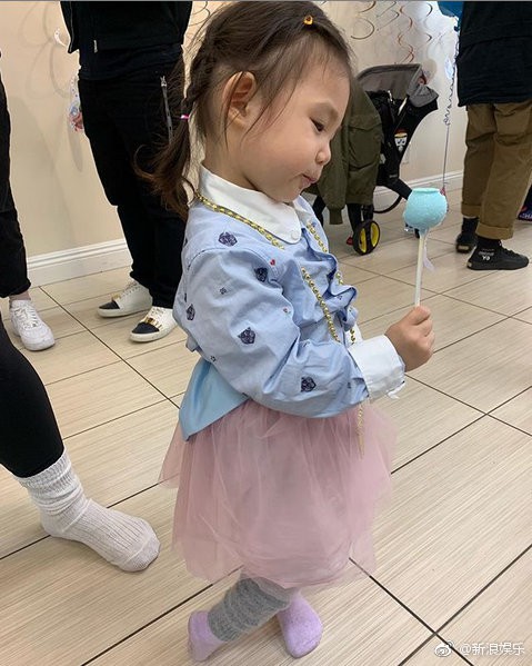 Trần Quán Hy cùng chân dài Victorias Secret thơm lõm má cô con gái nhỏ trong tiệc sinh nhật mừng 2 tuổi - Ảnh 7.
