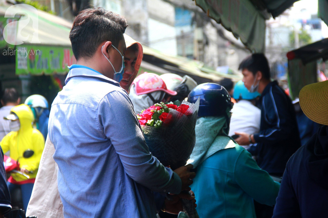 TP.HCM: Giá hoa cao ngất ngưởng, các ông chồng vẫn hớn hở chở con ra chợ để mua hoa về tặng vợ trong ngày 8/3 - Ảnh 7.