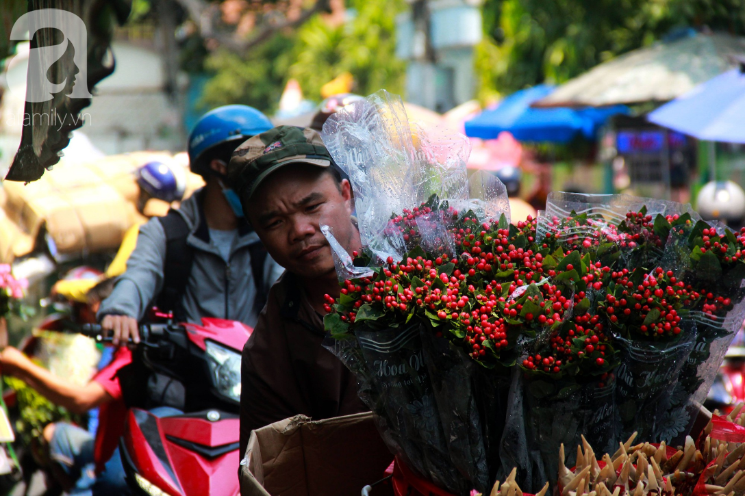 TP.HCM: Giá hoa cao ngất ngưởng, các ông chồng vẫn hớn hở chở con ra chợ để mua hoa về tặng vợ trong ngày 8/3 - Ảnh 8.