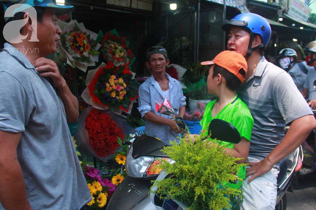 TP.HCM: Giá hoa cao ngất ngưởng, các ông chồng vẫn hớn hở chở con ra chợ để mua hoa về tặng vợ trong ngày 8/3 - Ảnh 3.