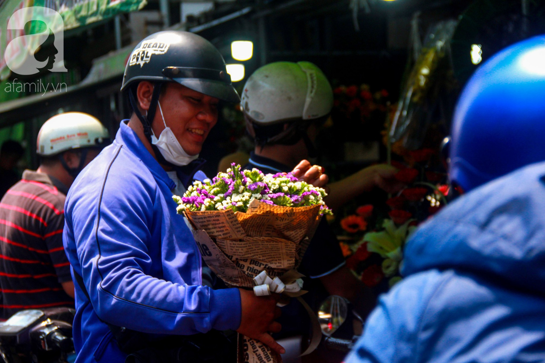 TP.HCM: Giá hoa cao ngất ngưởng, các ông chồng vẫn hớn hở chở con ra chợ để mua hoa về tặng vợ trong ngày 8/3 - Ảnh 12.