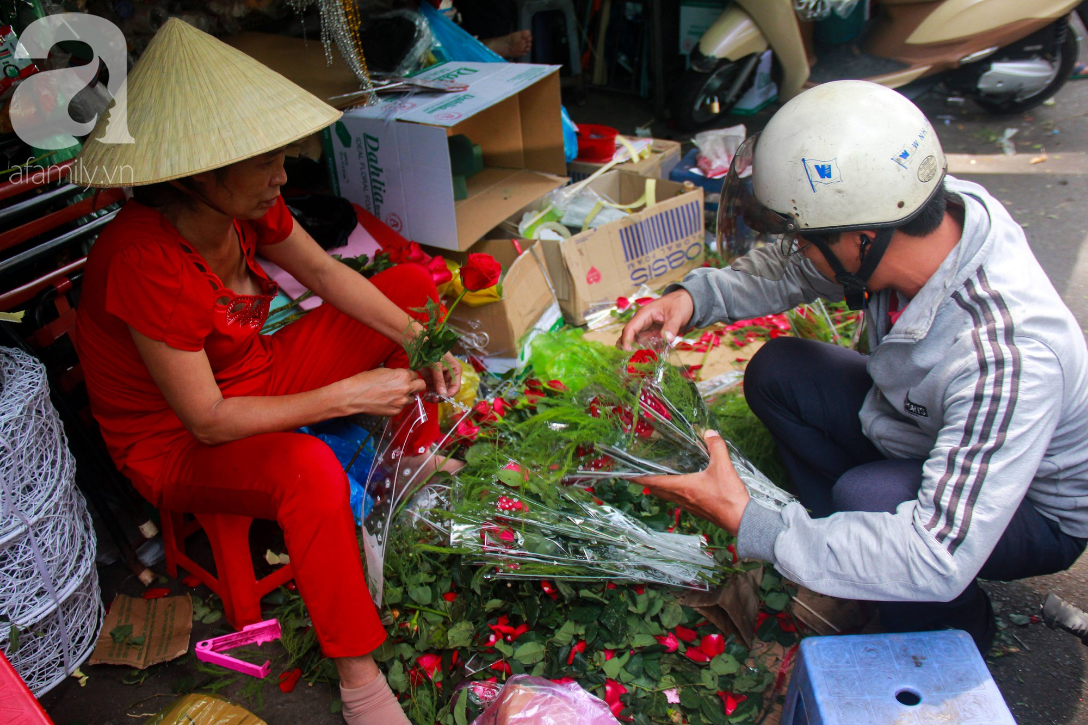TP.HCM: Giá hoa cao ngất ngưởng, các ông chồng vẫn hớn hở chở con ra chợ để mua hoa về tặng vợ trong ngày 8/3 - Ảnh 2.