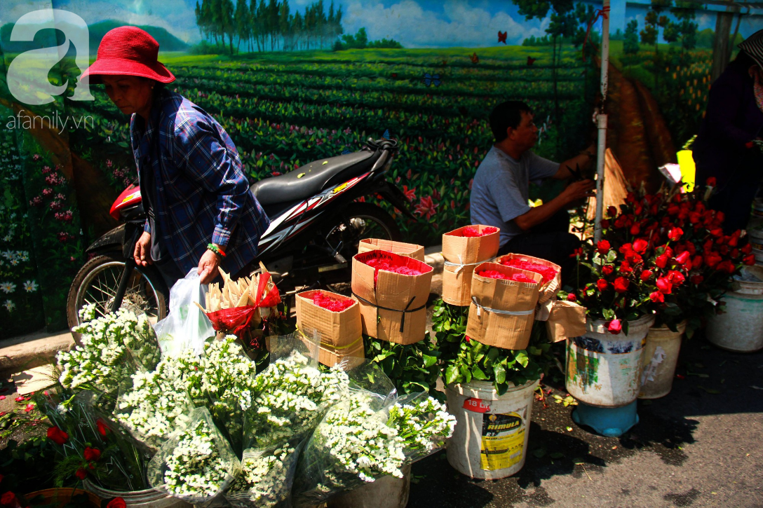 TP.HCM: Giá hoa cao ngất ngưởng, các ông chồng vẫn hớn hở chở con ra chợ để mua hoa về tặng vợ trong ngày 8/3 - Ảnh 13.