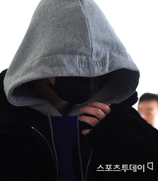 Tài tử Lee Jong Suk gây chú ý khi chùm kín đầu và cúi gằm mặt trên đường nhập ngũ vào hôm nay - Ảnh 5.