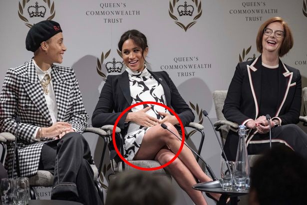 Meghan bị chỉ trích vì mặc bộ váy phản cảm trong sự kiện chào mừng Ngày quốc tế phụ nữ và tiếp tục để lộ dấu hiệu bất thường về bụng bầu 8 tháng  - Ảnh 3.