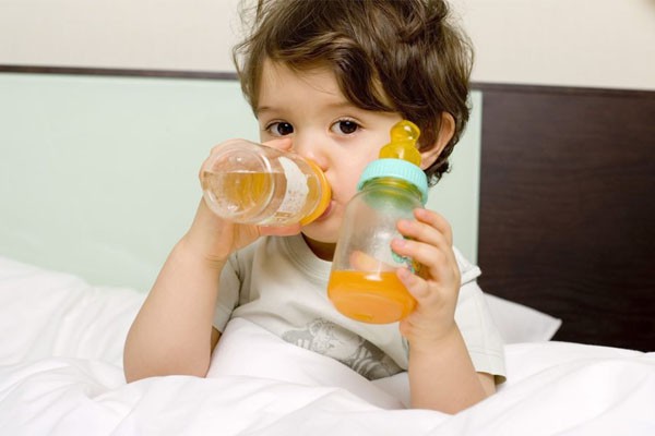 Điều mà cha mẹ không lường trước được khi cho trẻ uống nước ép trái cây quá sớm  - Ảnh 2.