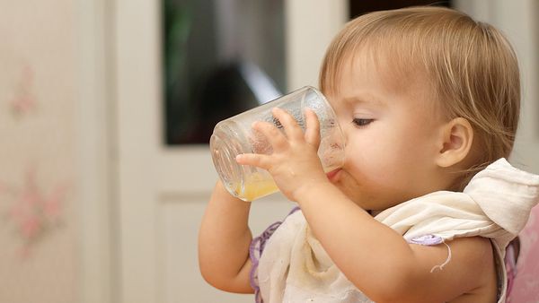 Điều mà cha mẹ không lường trước được khi cho trẻ uống nước ép trái cây quá sớm  - Ảnh 3.