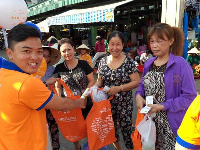 SHB Finance mang niềm vui ngày 8/3 đến các tiểu thương và bà nội trợ tại chợ - Ảnh 3.