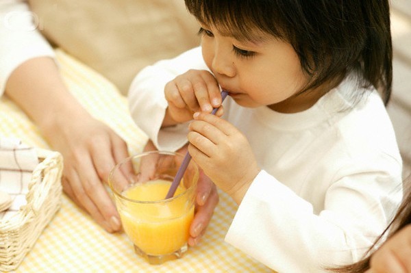 Điều mà cha mẹ không lường trước được khi cho trẻ uống nước ép trái cây quá sớm  - Ảnh 1.