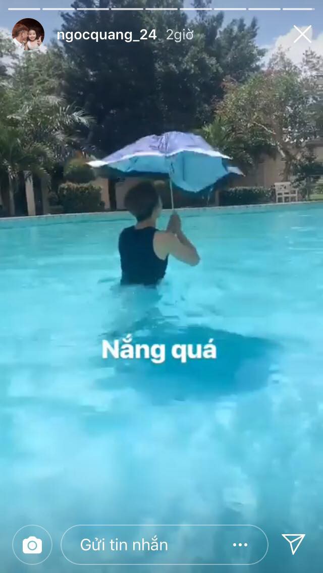 Hài hước: cựu tuyển thủ U23 Việt Nam gây cười với màn bơi lội cùng ô cực đáng yêu - Ảnh 2.