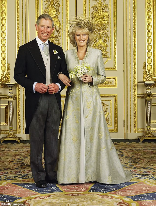 Thái tử Charles và vợ đăng ảnh kỷ niệm 14 năm ngày cưới nhưng người dùng mạng đã chỉ ra điểm bất thường và tỏ thái độ bất ngờ với kẻ thứ 3 Camilla - Ảnh 2.