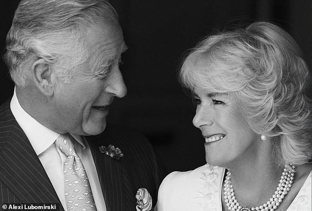 Thái tử Charles và vợ đăng ảnh kỷ niệm 14 năm ngày cưới nhưng người dùng mạng đã chỉ ra điểm bất thường và tỏ thái độ bất ngờ với kẻ thứ 3 Camilla - Ảnh 1.