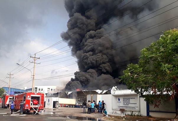 Bình Dương: Đang cháy lớn tại KCN Sóng Thần 2, hàng chục xe cứu hỏa được điều tới hiện trường - Ảnh 1.