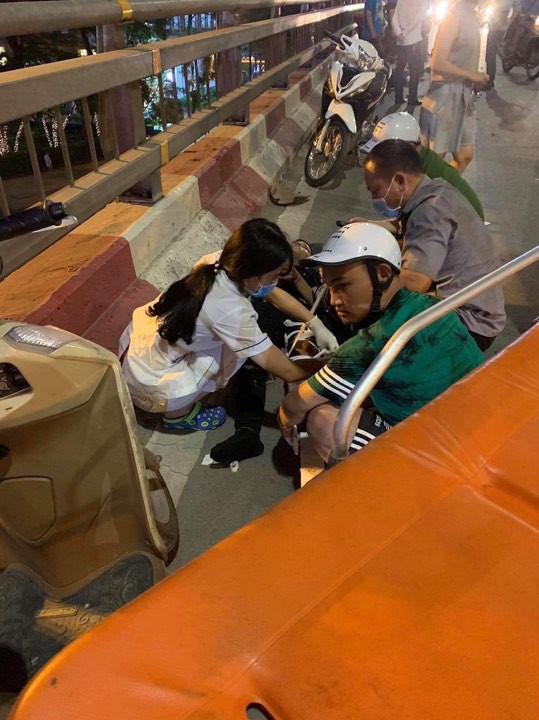 Hà Nội: Nữ tài xế lái ô tô tông một loạt xe máy trên cầu vượt Lotte Kim Mã, 2 người được đưa đi cấp cứu - Ảnh 1.
