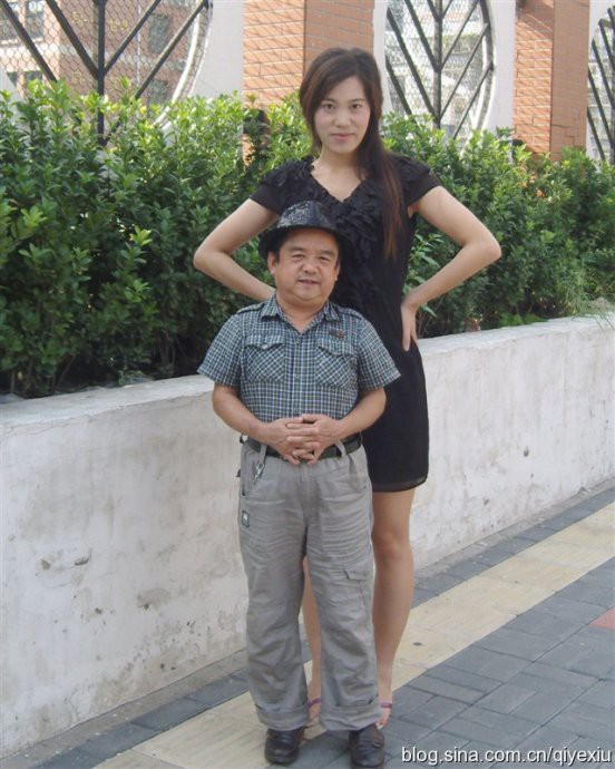 Diễn viên lùn nhất Trung Quốc: Chỉ cao 1m2 nhưng đào hoa, lấy tới 4 vợ trẻ đẹp - Ảnh 4.