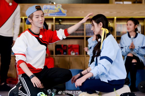 Địch Lệ Nhiệt Ba: Khi con đường tẩy trắng liên tiếp thất bại - Ảnh 3. Địch Lệ Nhiệt Ba: Khi con đường tẩy trắng liên tiếp thất bại - Ảnh 3.