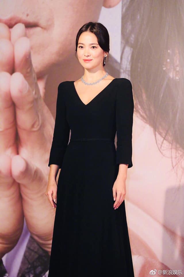 Song Hye Kyo xuất hiện công khai sau loạt tin đồn, tay không đeo nhẫn cưới nhưng trang phục lại khiến fan đồn đoán chuyện mang thai - Ảnh 8.