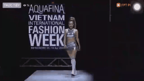 Minh Hằng chiếm sóng mạng xã hội với cú nhào lộn đi vào lịch sử trên sàn catwalk - Ảnh 1. Minh Hằng chiếm sóng mạng xã hội với cú nhào lộn đi vào lịch sử trên sàn catwalk - Ảnh 1.