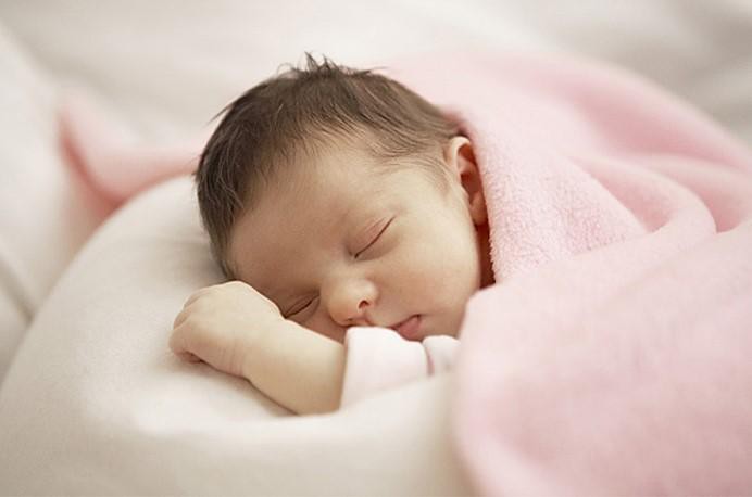 Dỗ trẻ sơ sinh nín khóc hiệu quả