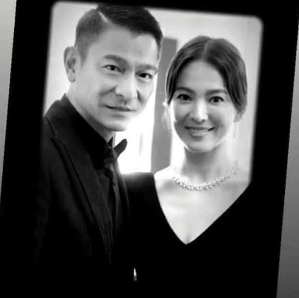 Hãy xem ảnh màu đen của Lưu Đức Hoa và Song Hye Kyo để được ngắm nhìn vẻ đẹp của hai ngôi sao điện ảnh nổi tiếng. Những hình ảnh này đã được Lưu Đức Hoa lưu giữ trong suốt nhiều năm và giờ đây chúng ta có cơ hội được chiêm ngưỡng chúng.